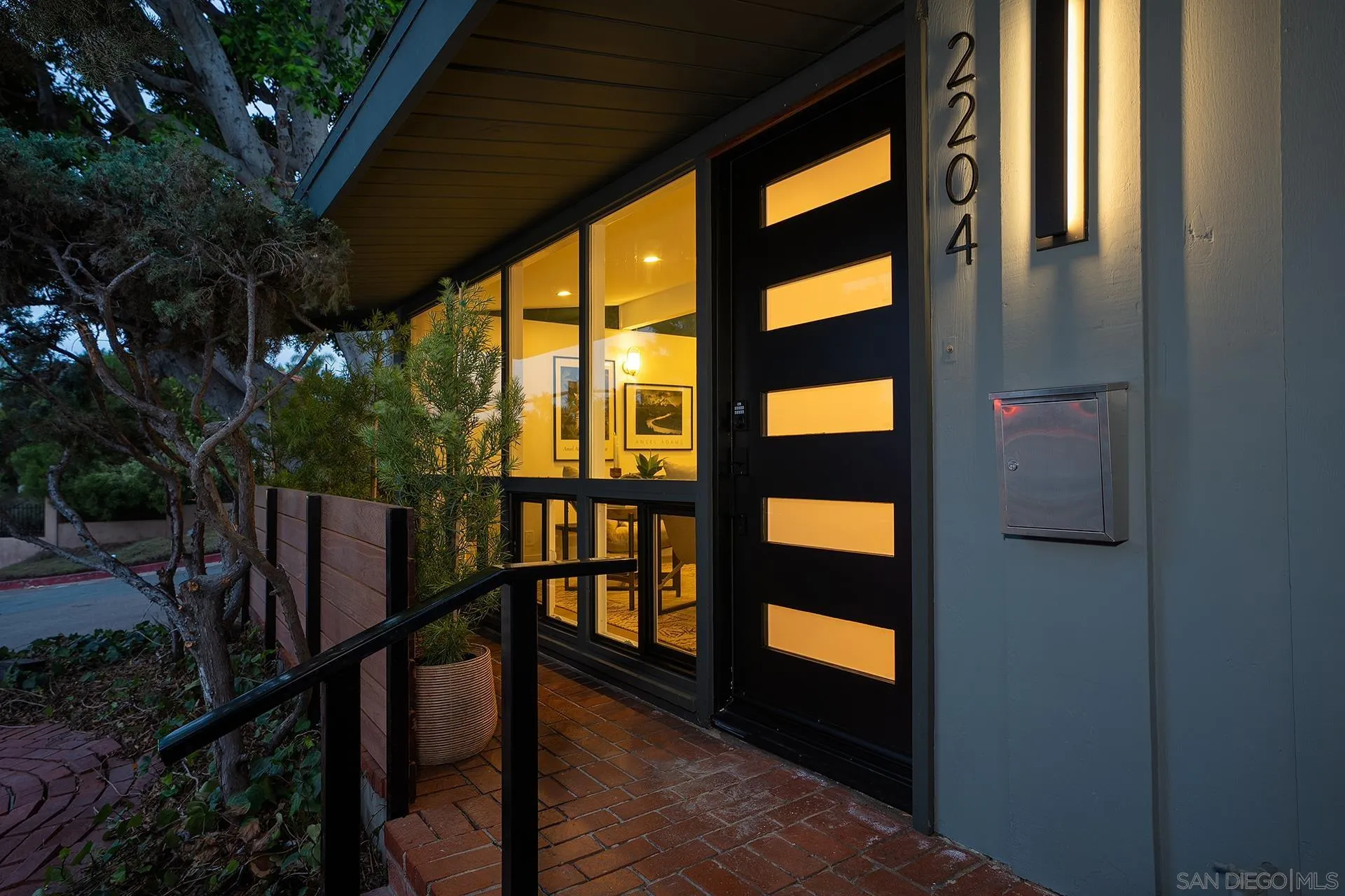2204 Rosecrans