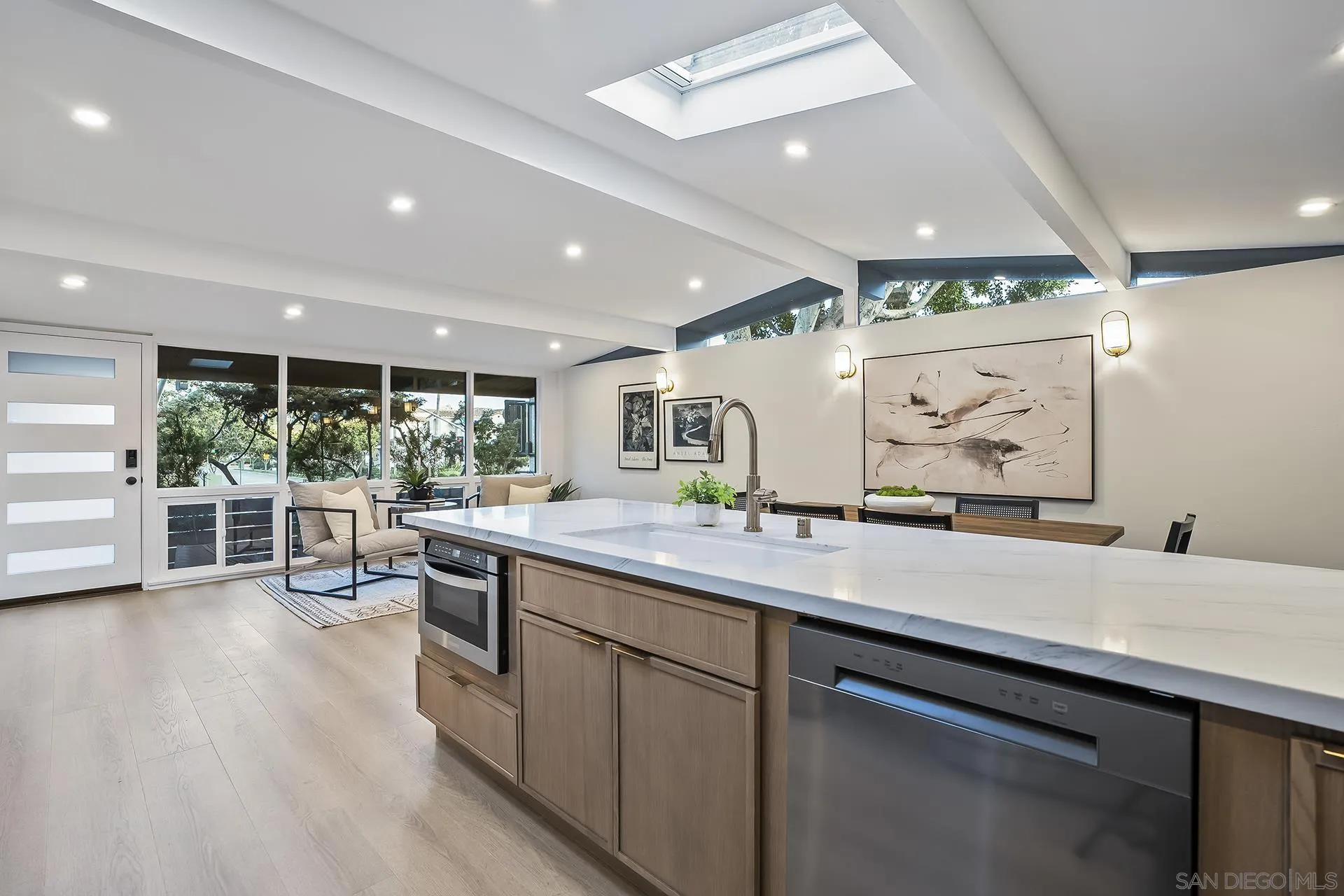 2204 Rosecrans