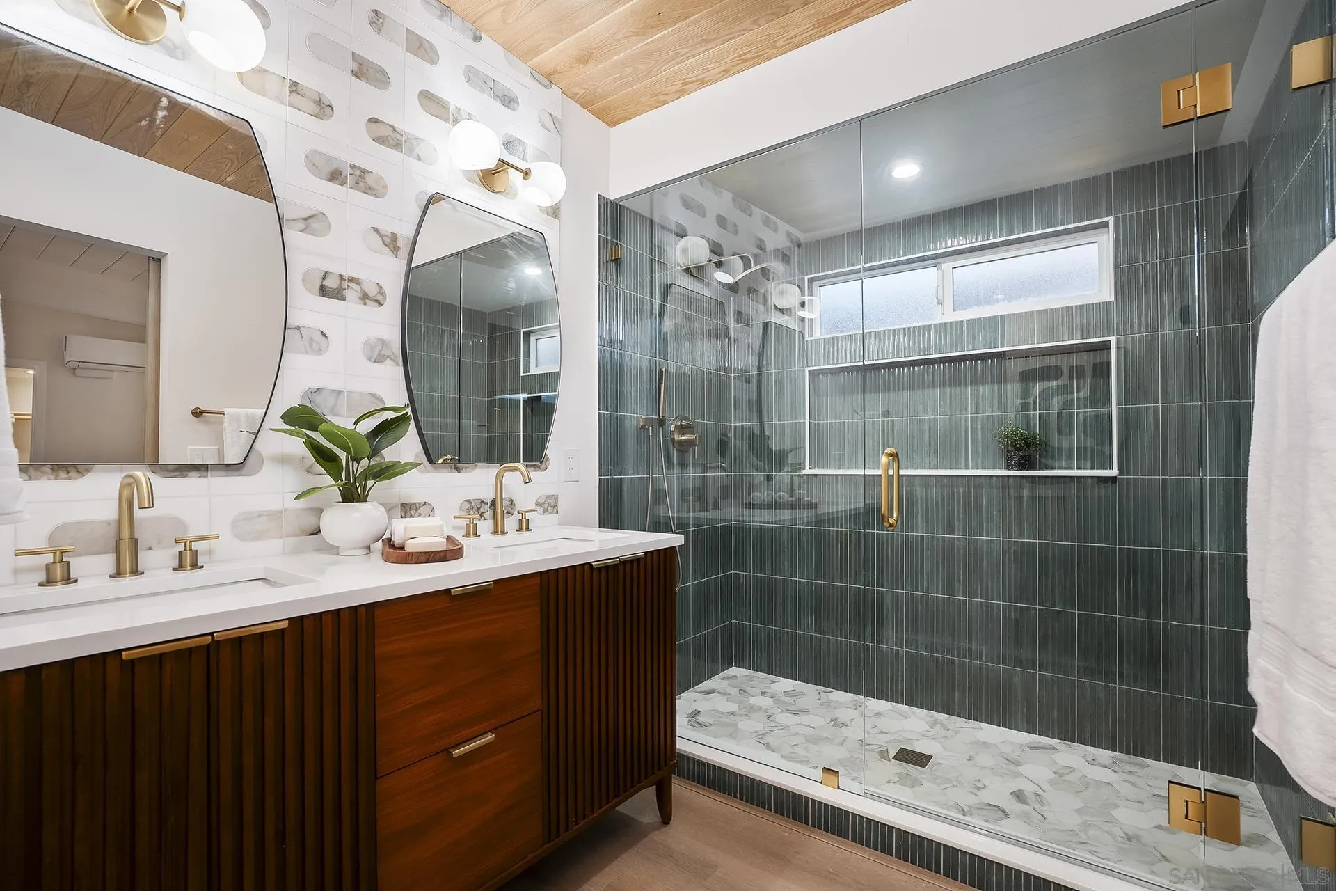 2204 Rosecrans