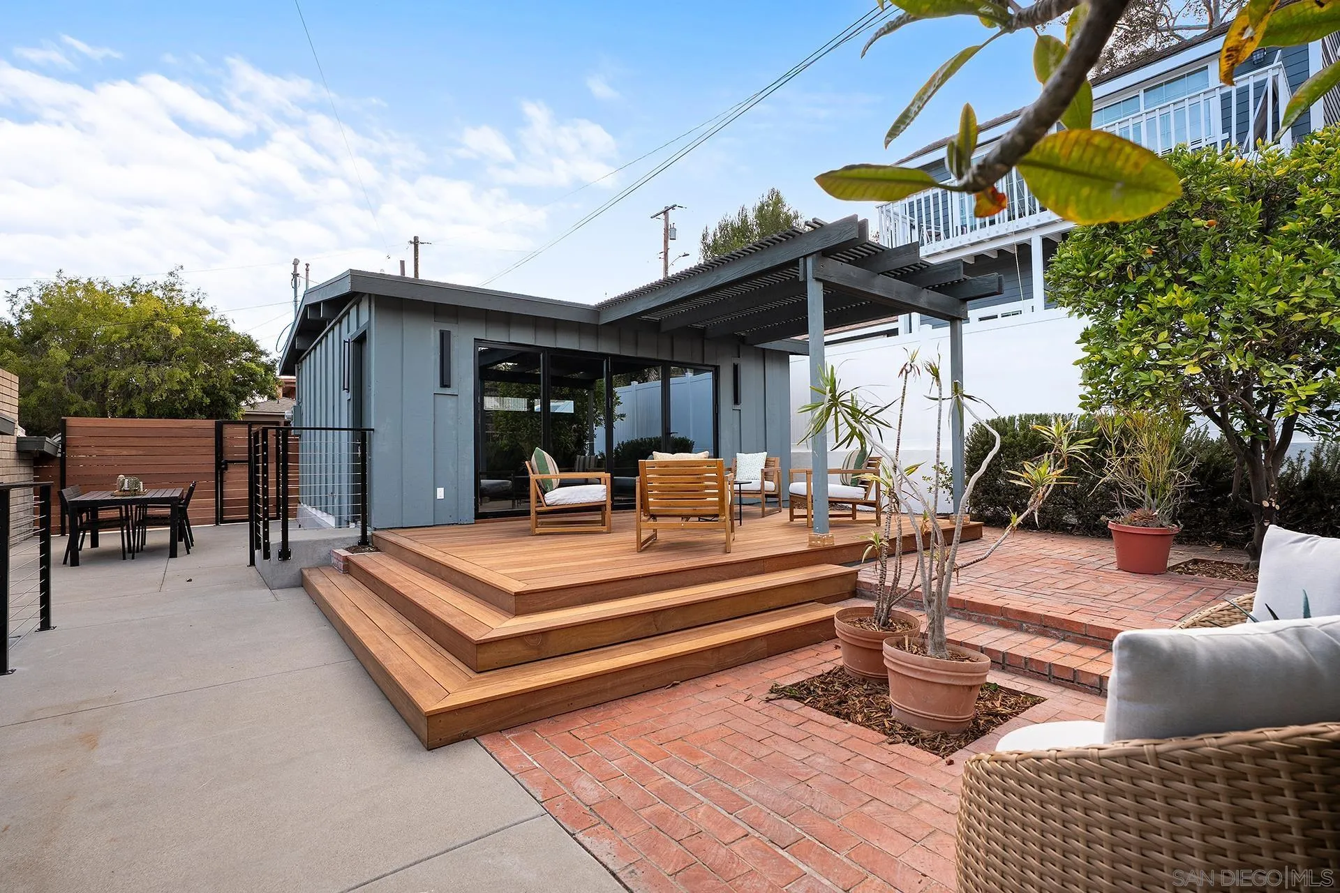 2204 Rosecrans