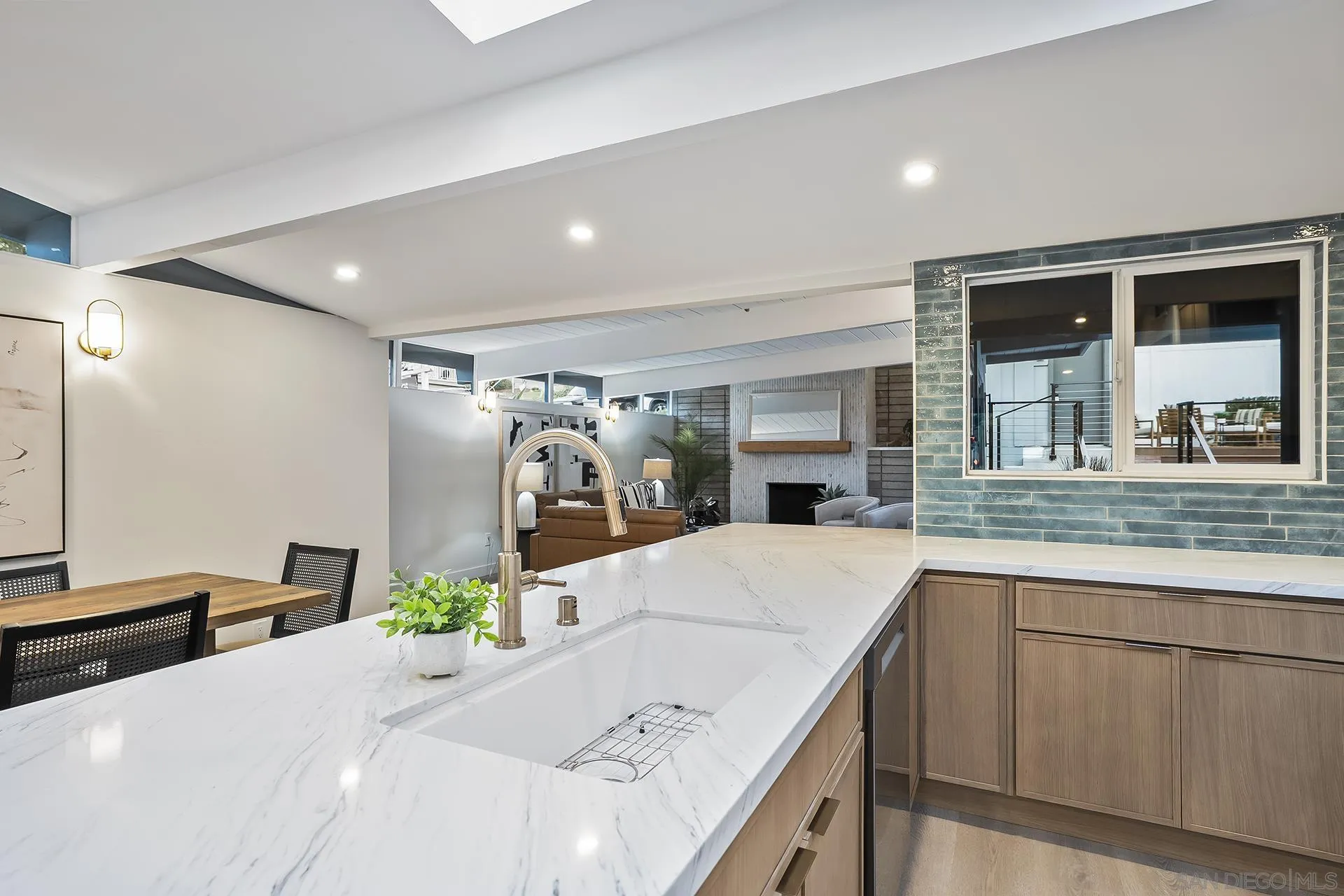 2204 Rosecrans