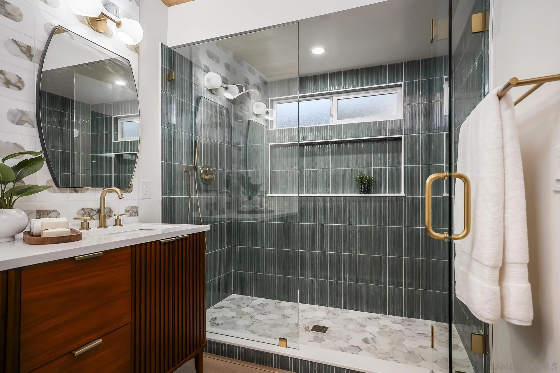 2204 Rosecrans
