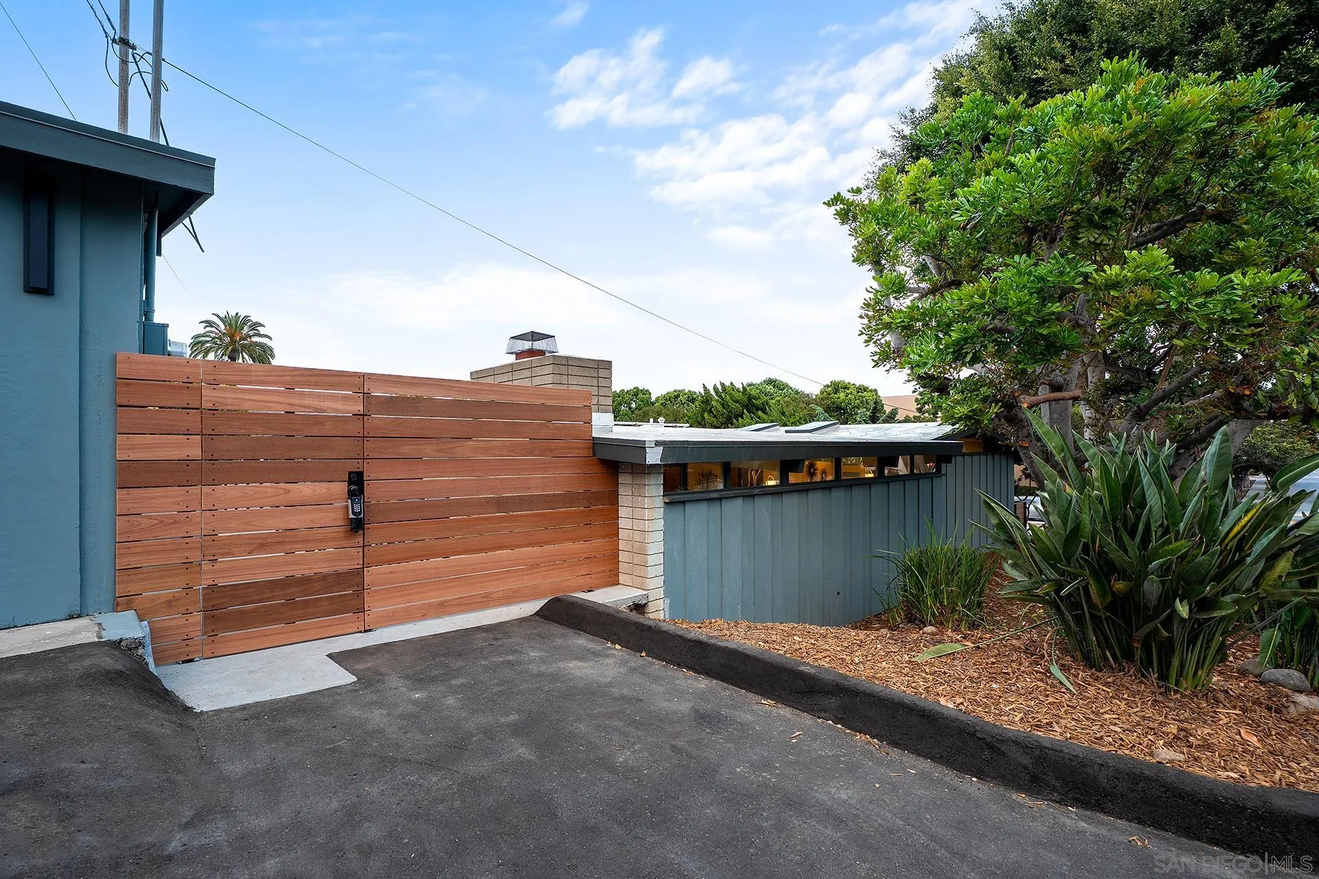 2204 Rosecrans