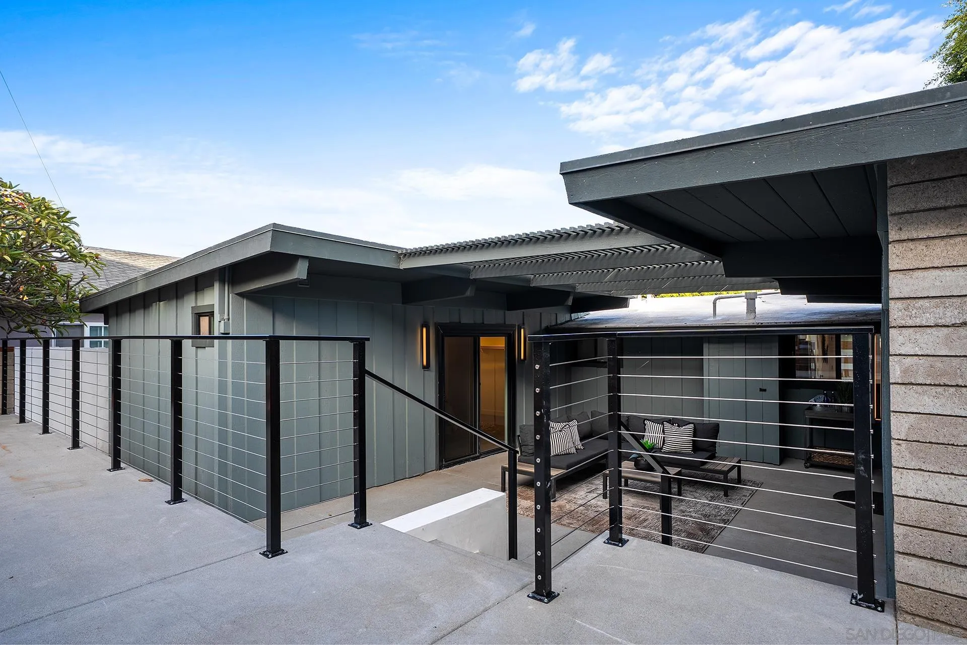 2204 Rosecrans