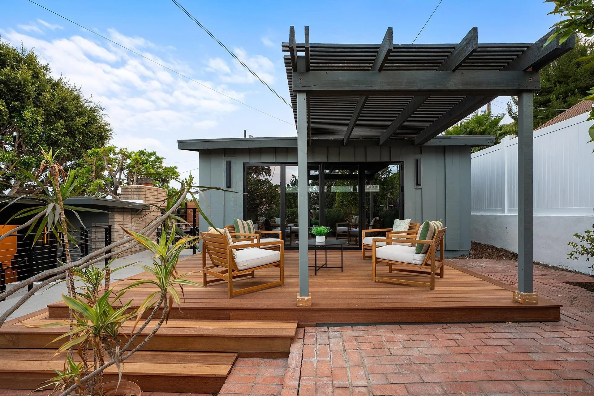 2204 Rosecrans