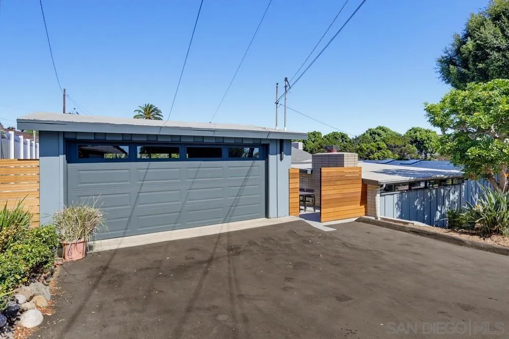 2204 Rosecrans