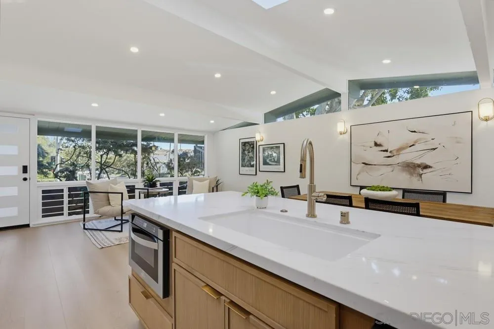 2204 Rosecrans