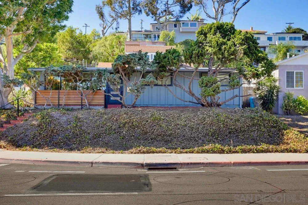 2204 Rosecrans