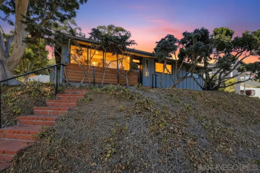 2204 Rosecrans