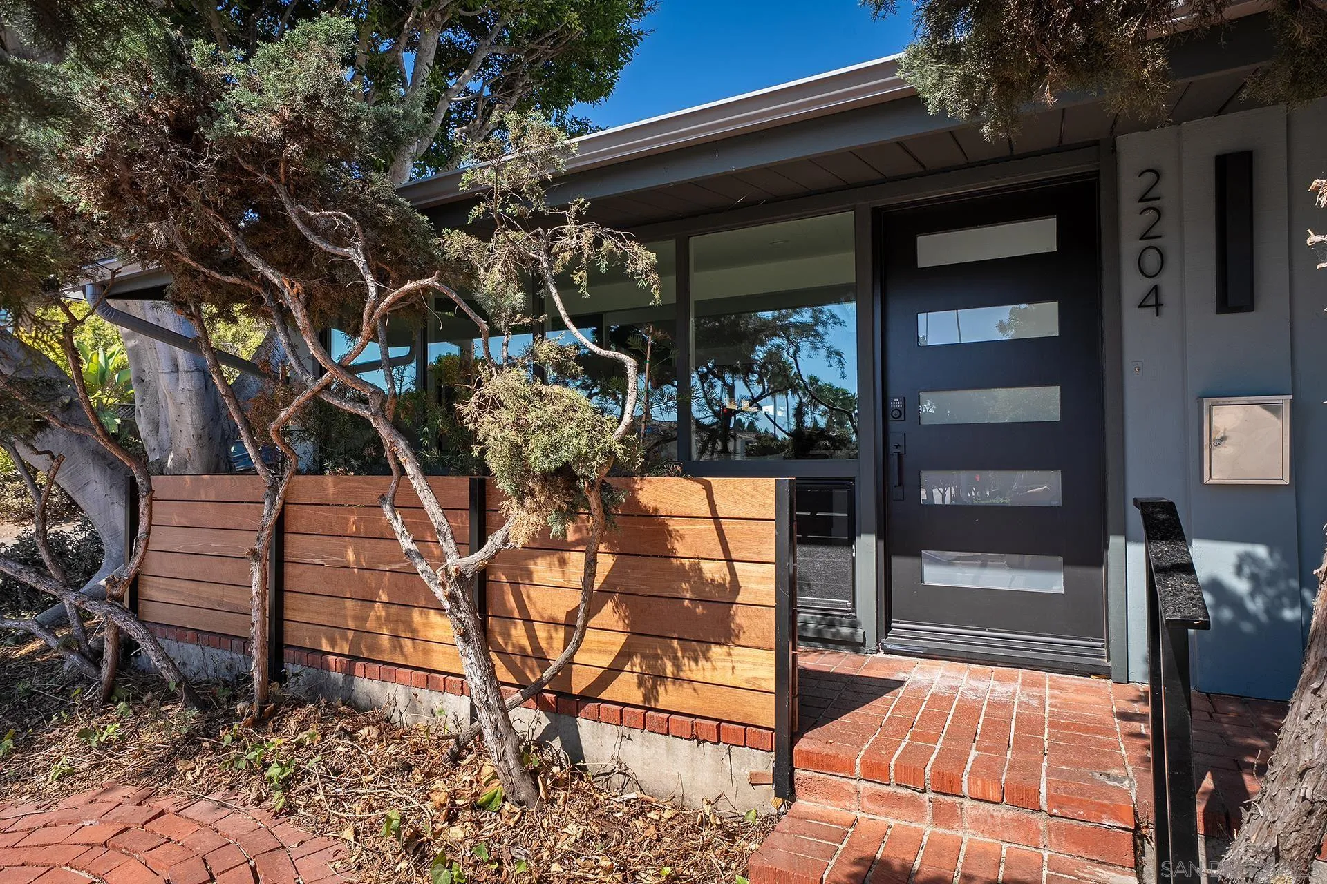 2204 Rosecrans