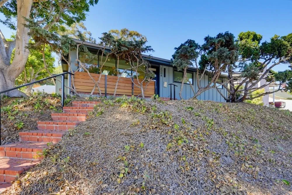 2204 Rosecrans