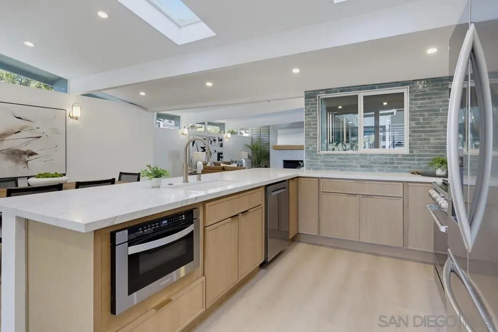2204 Rosecrans