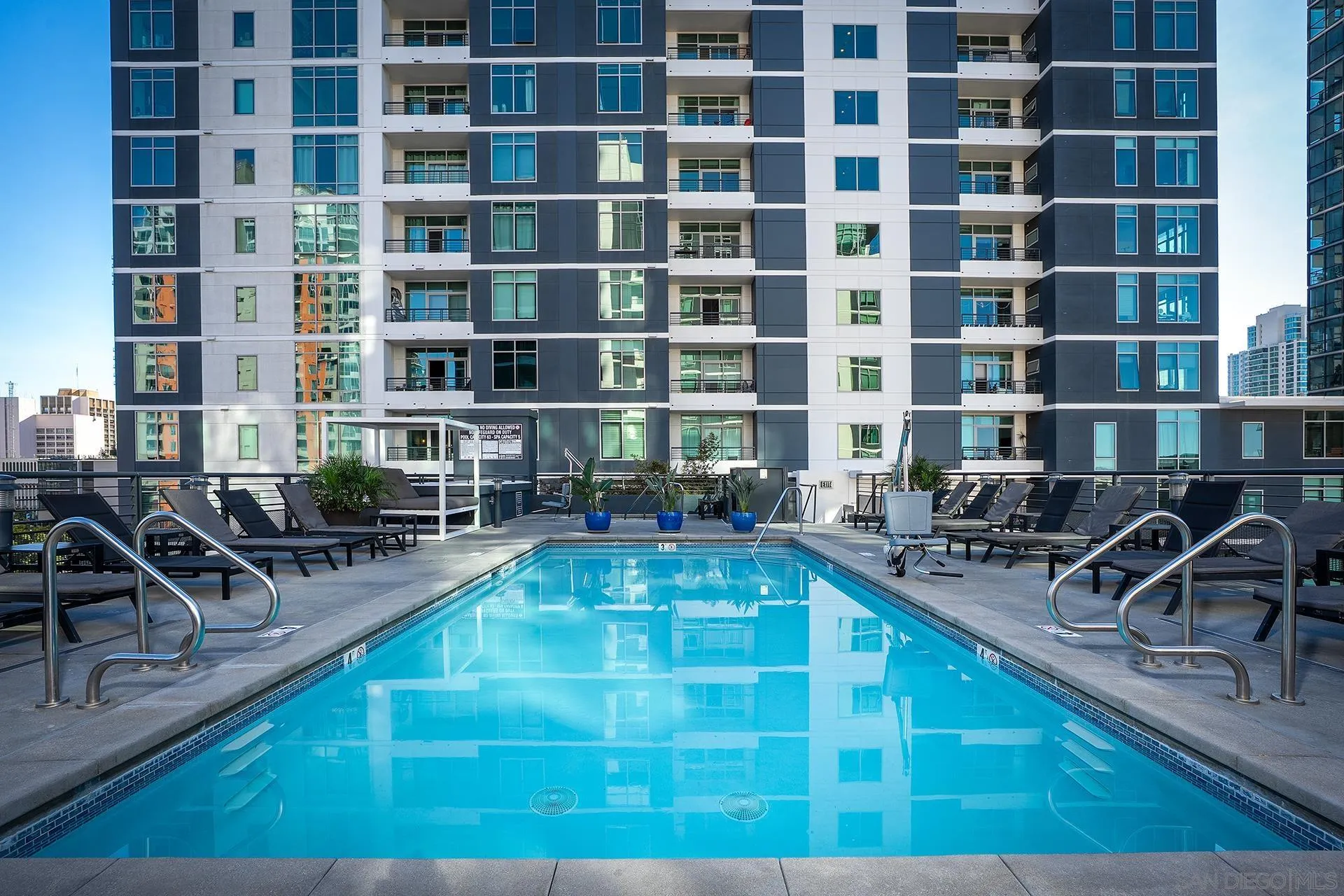 425 W Beech St Unit 327