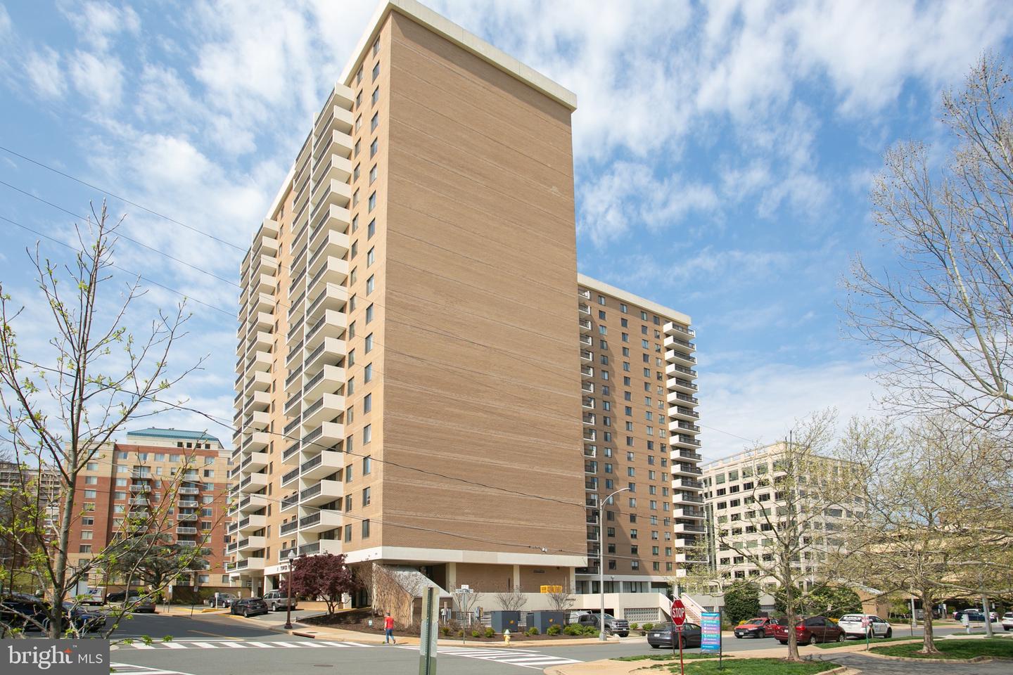 3800 Fairfax Dr #702