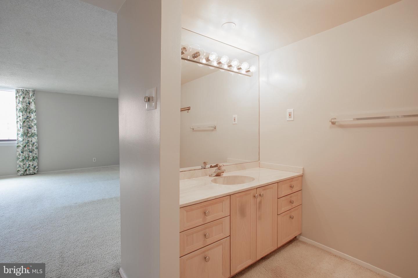 3800 Fairfax Dr #702