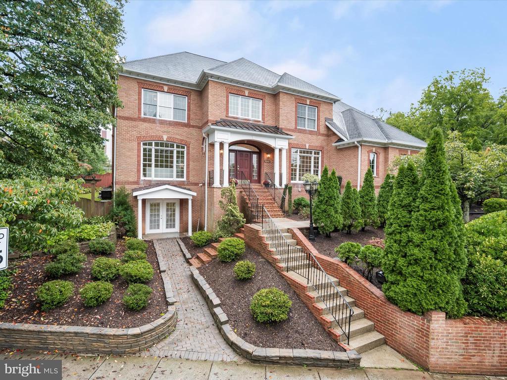 5242 Yorktown Blvd