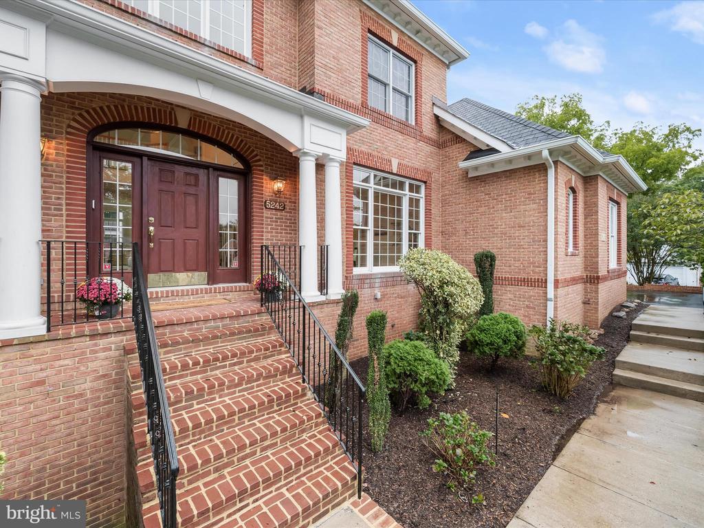 5242 Yorktown Blvd