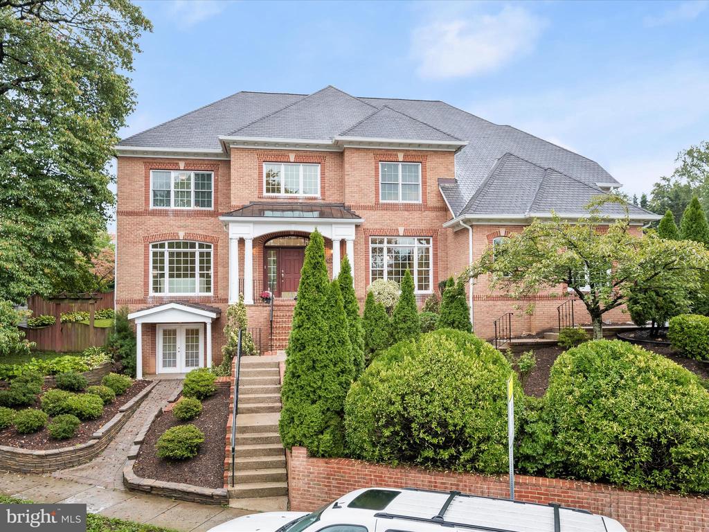5242 Yorktown Blvd