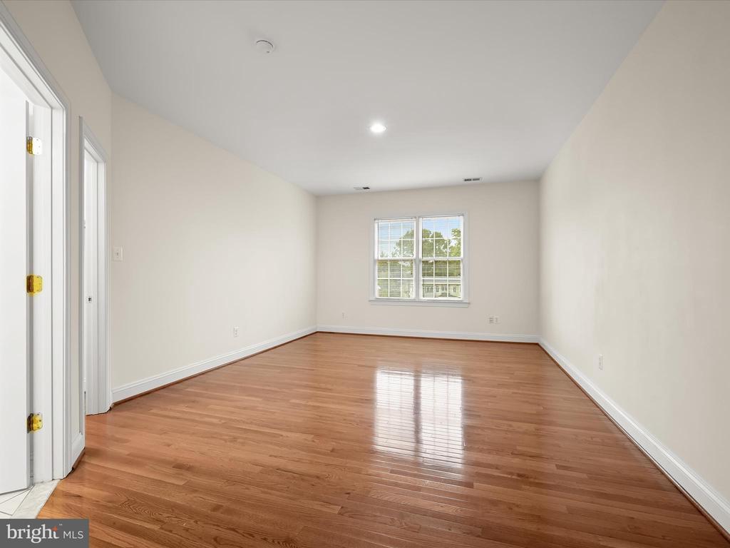 5242 Yorktown Blvd