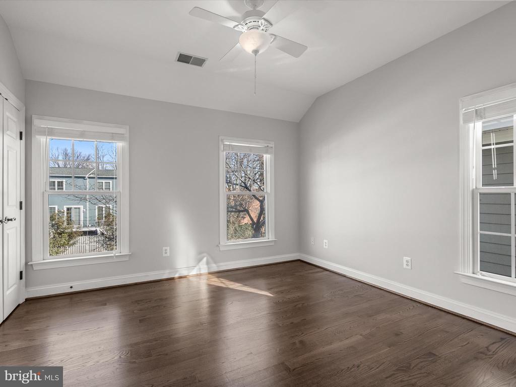 1302 S Glebe Rd