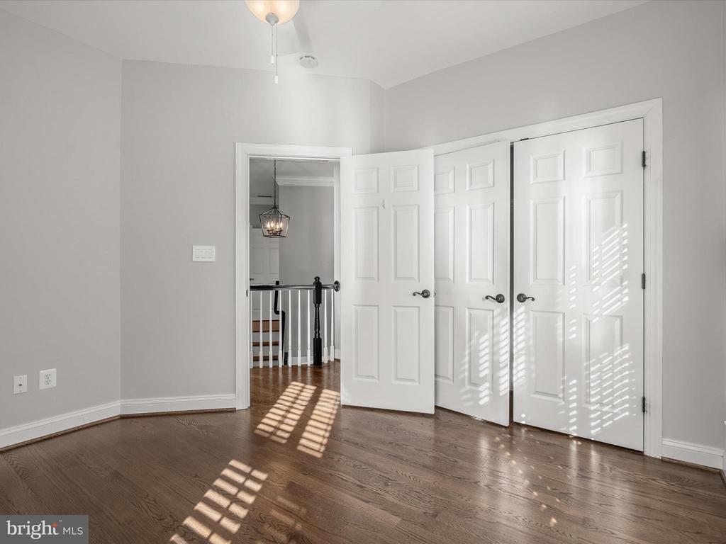 1302 S Glebe Rd