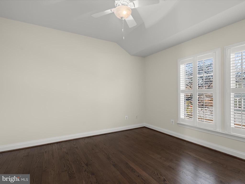 1302 S Glebe Rd