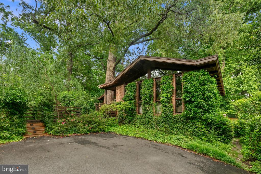 2825 Lorcom Ln