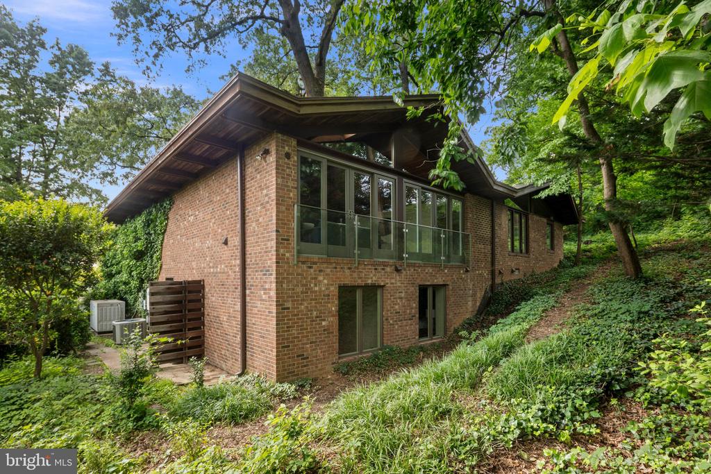 2825 Lorcom Ln