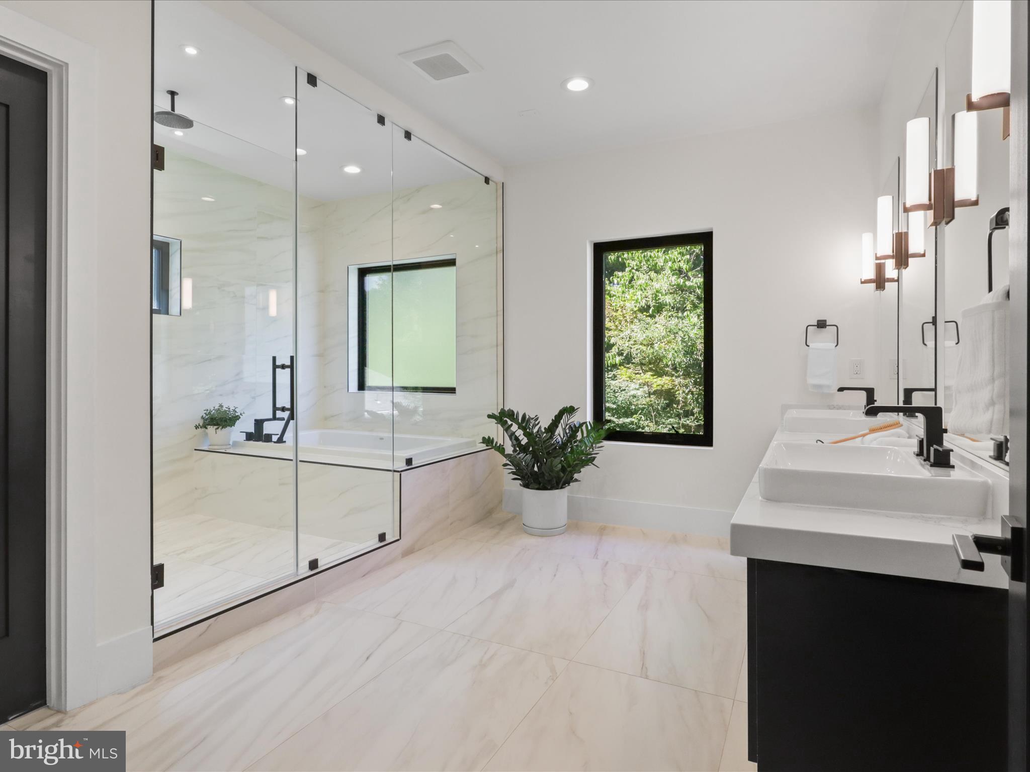 3644 N VERMONT STREET