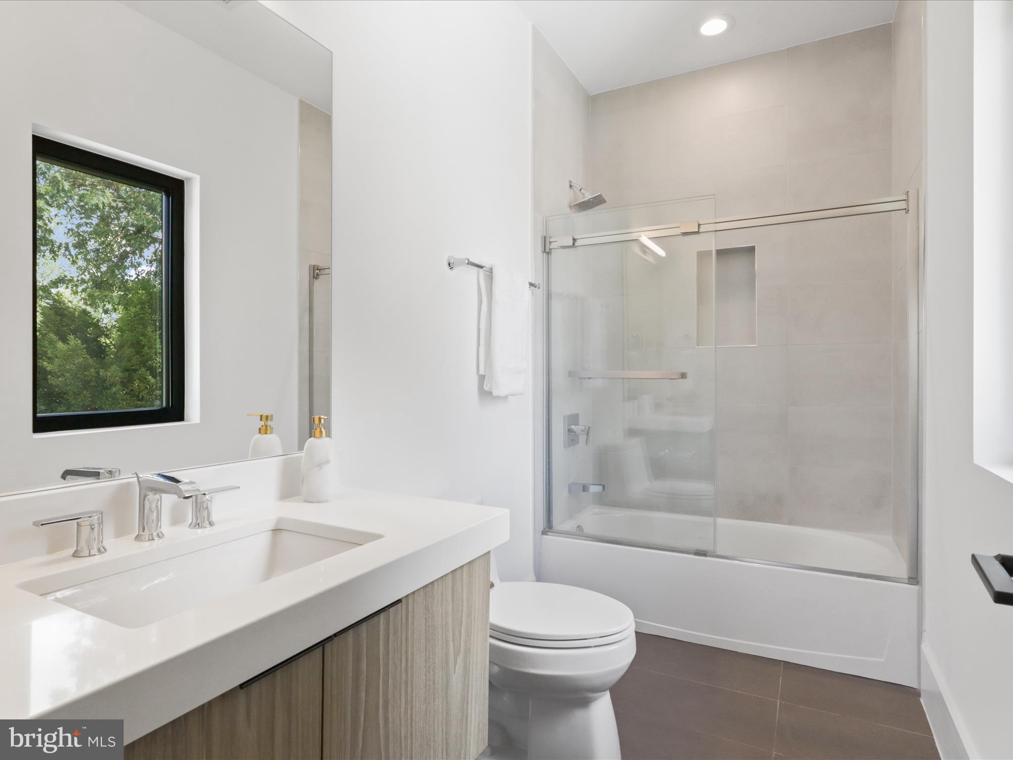 3644 N VERMONT STREET