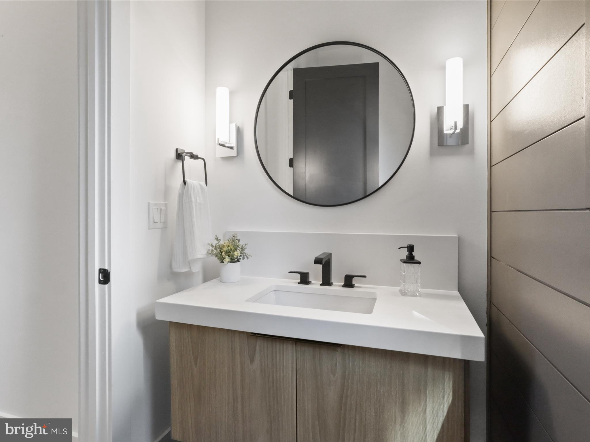 3644 N VERMONT STREET