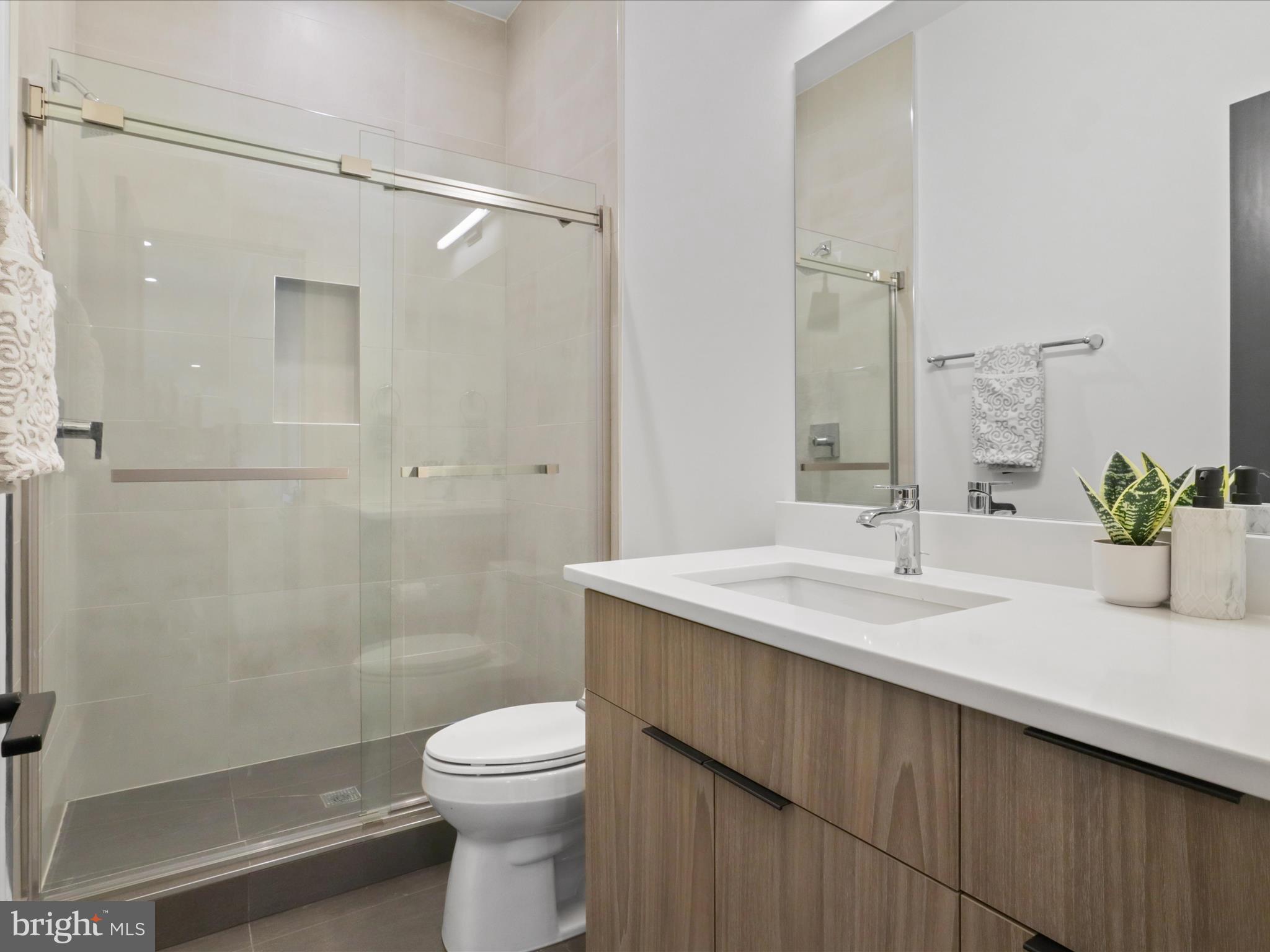 3644 N VERMONT STREET