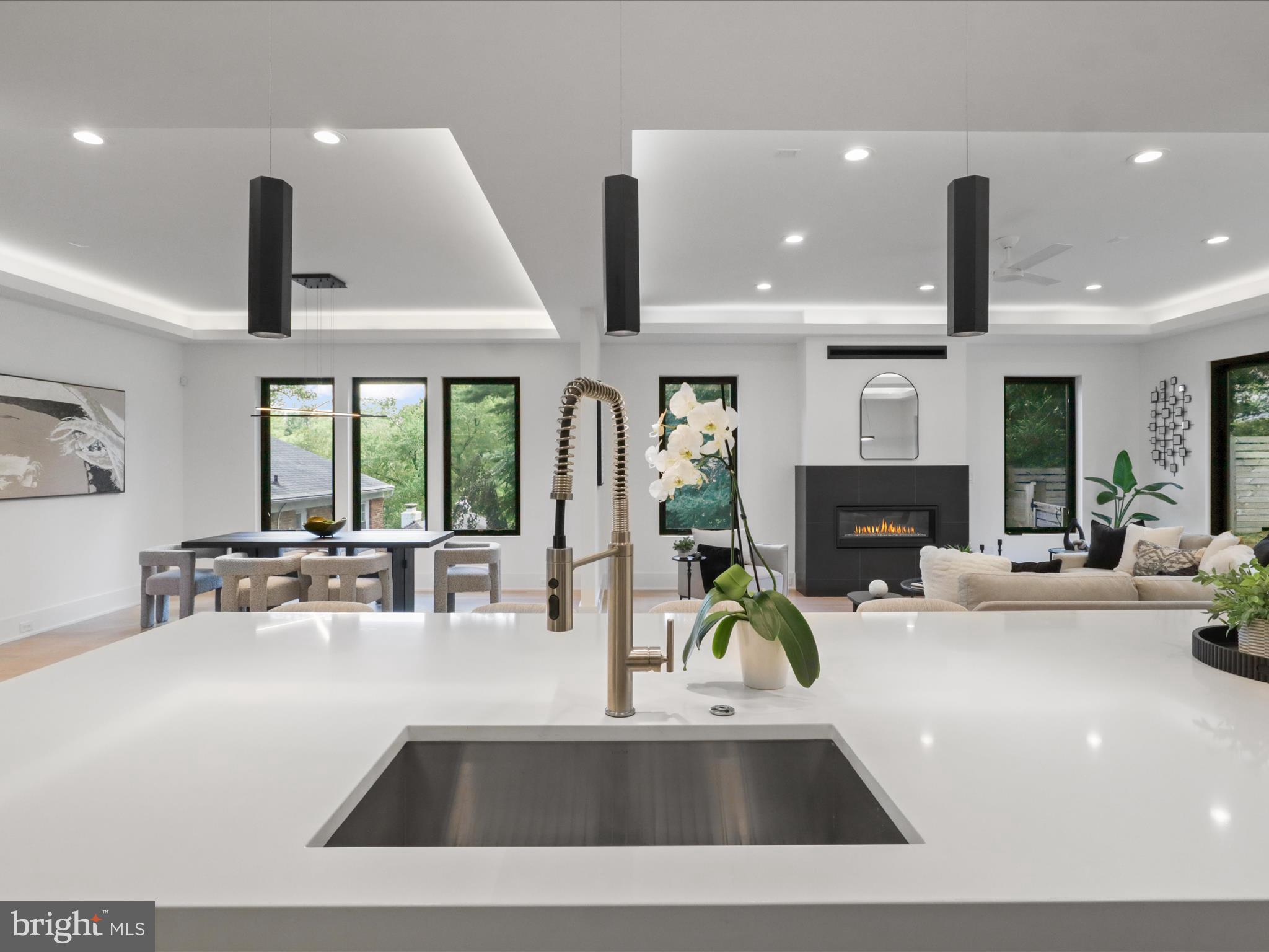 3644 N VERMONT STREET