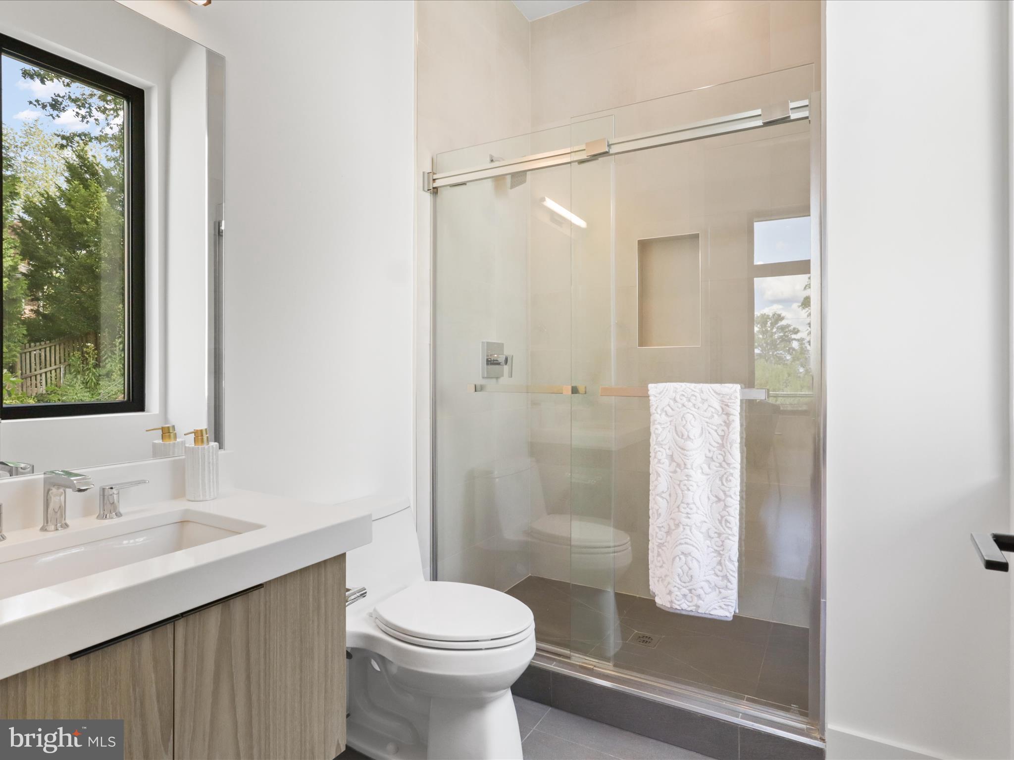 3644 N VERMONT STREET