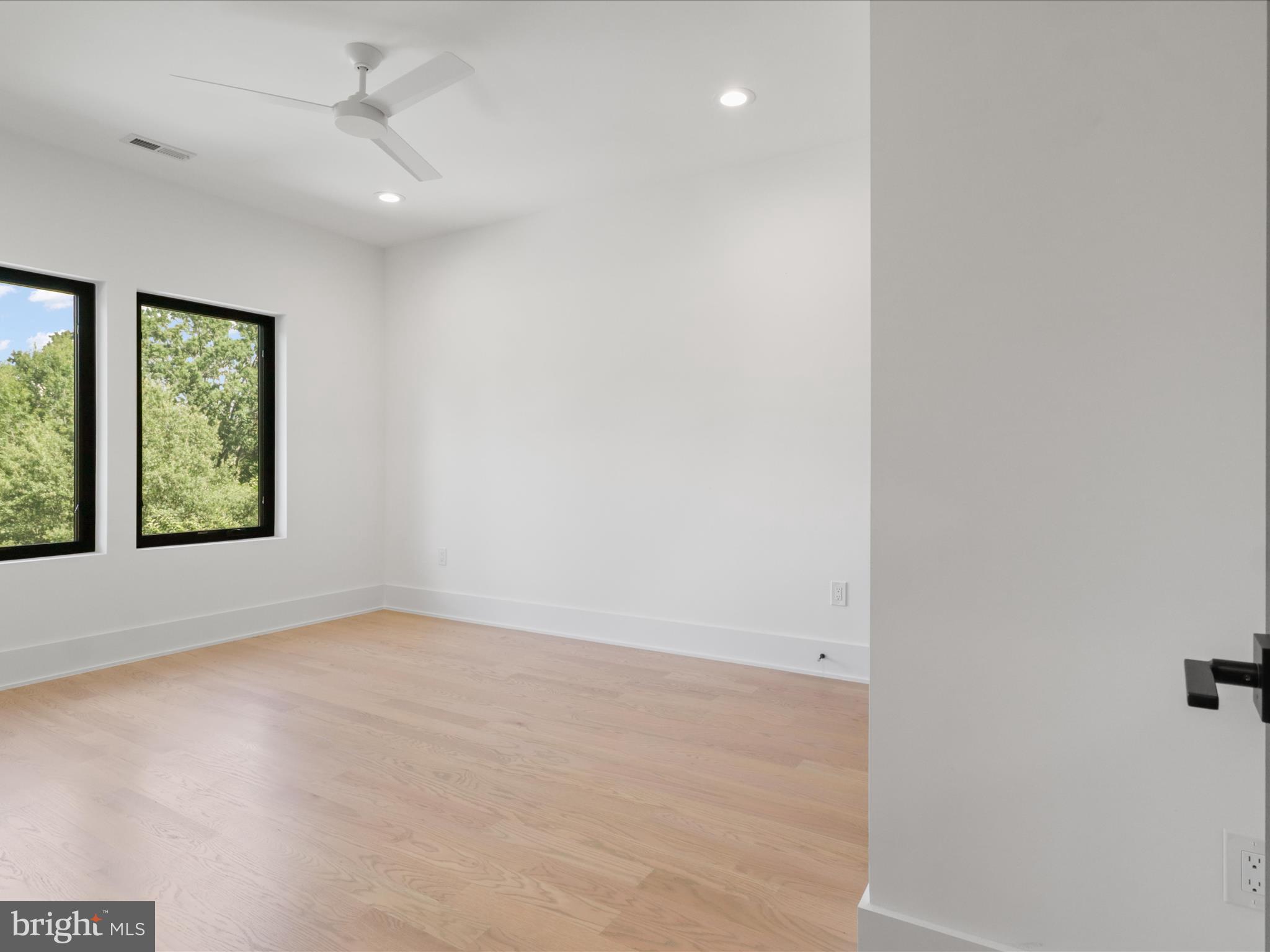 3644 N VERMONT STREET