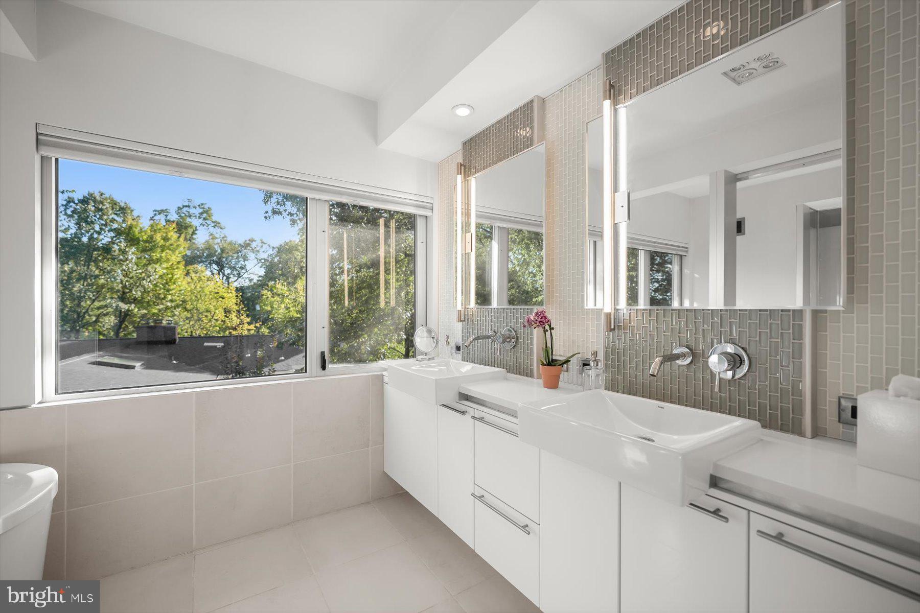 2533 N RIDGEVIEW ROAD