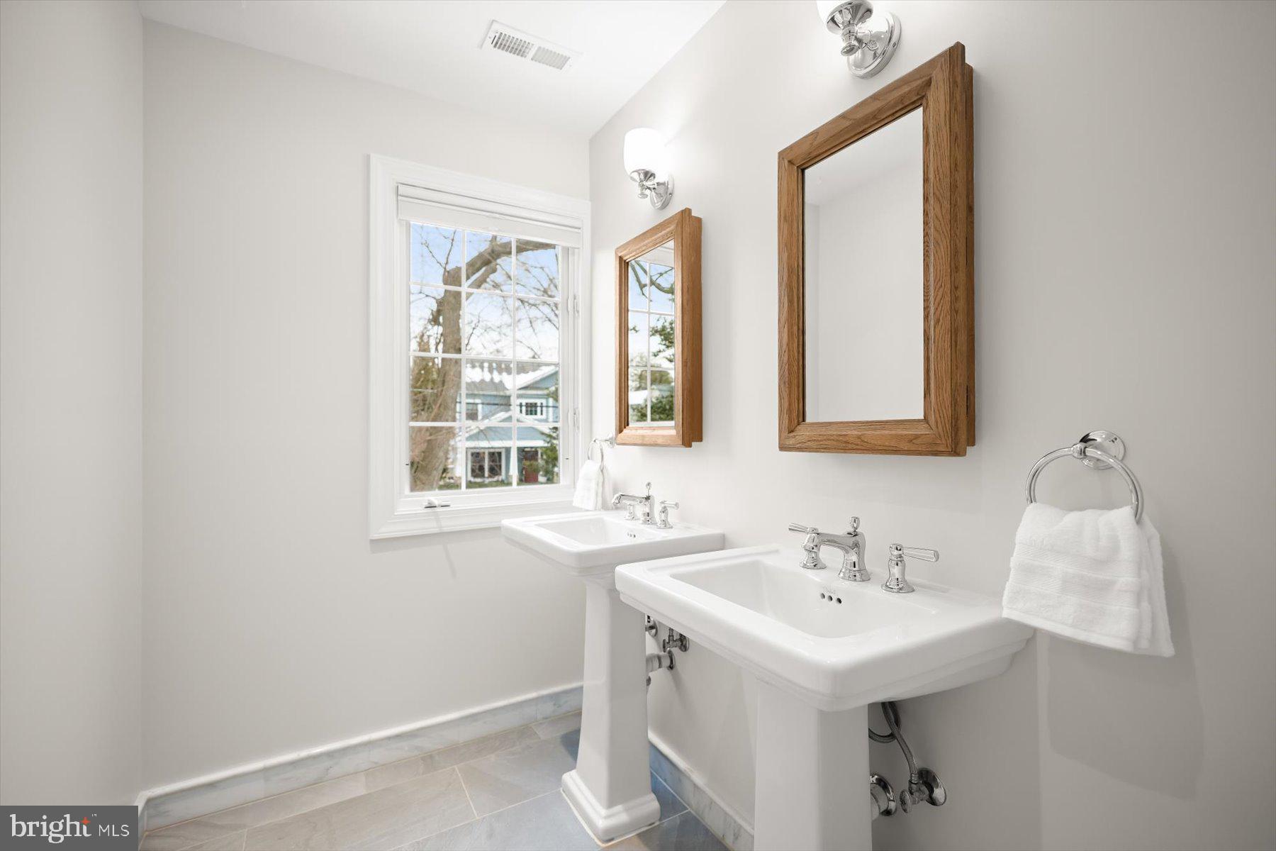 2525 N FLORIDA STREET