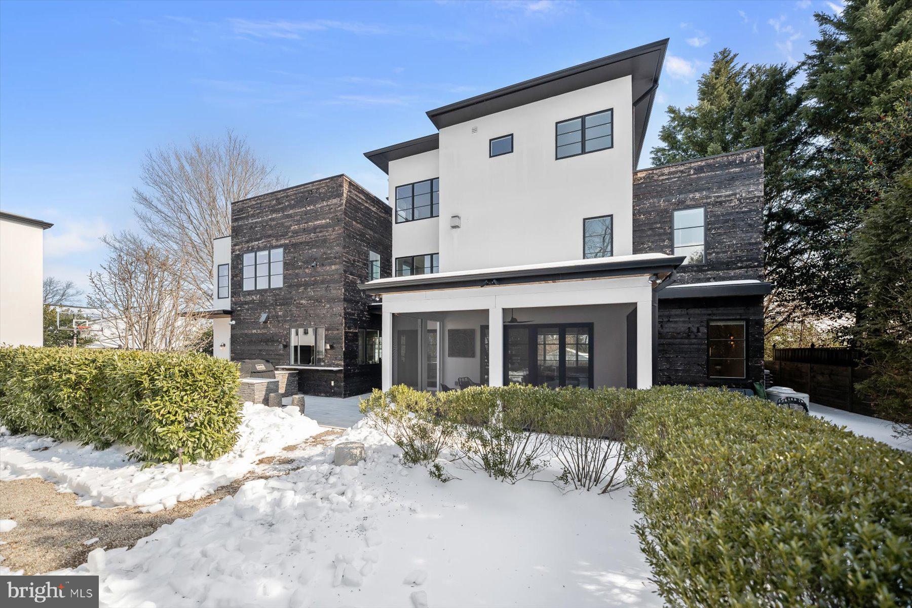 2318 N RICHMOND STREET