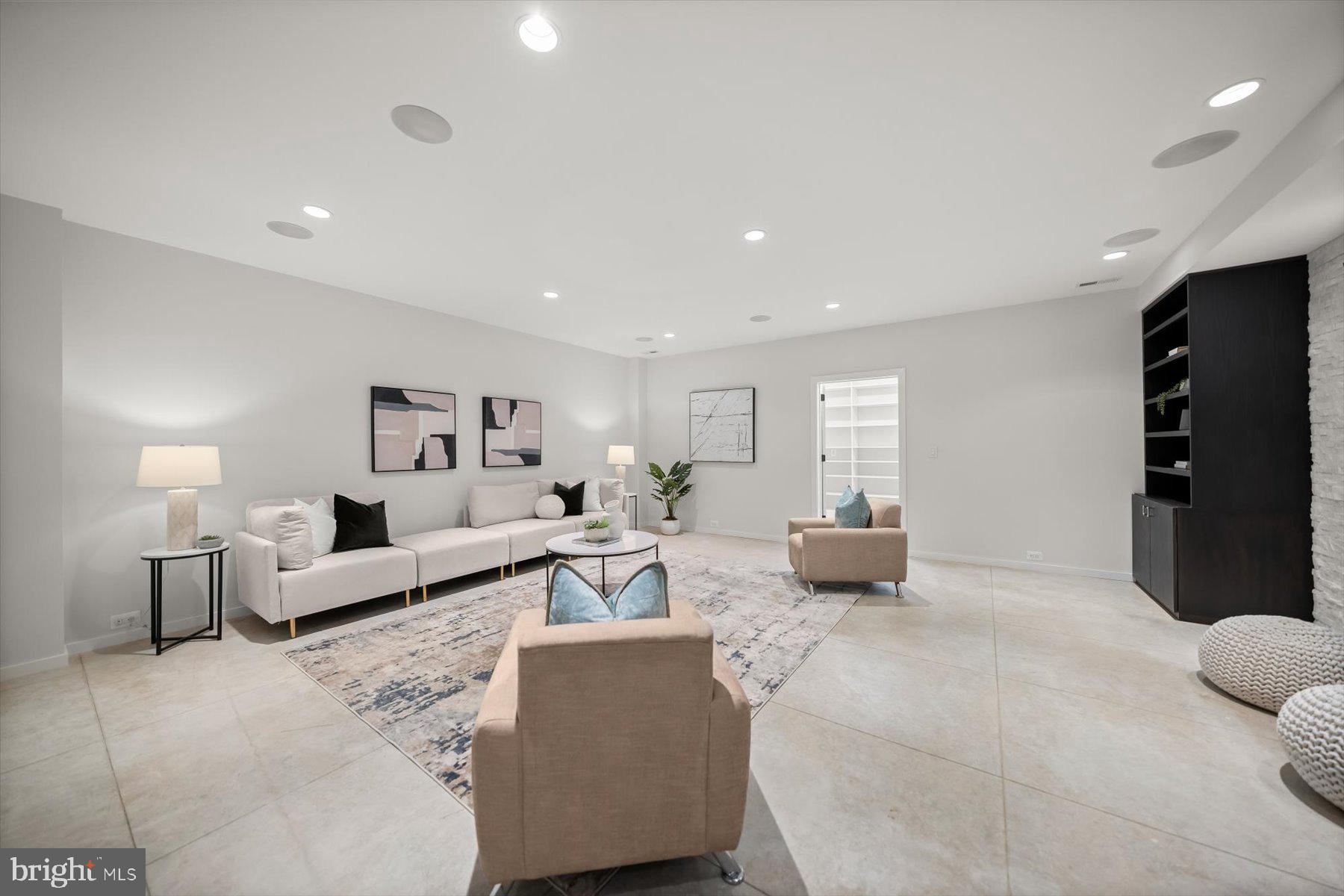 2318 N RICHMOND STREET