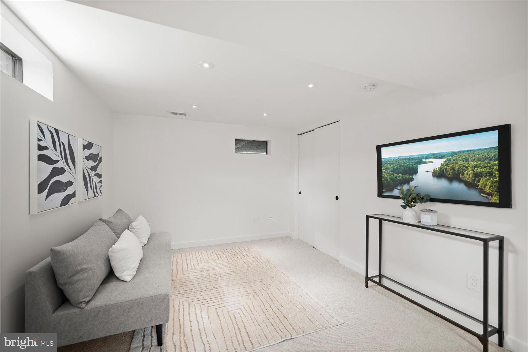 3004 N UNDERWOOD STREET