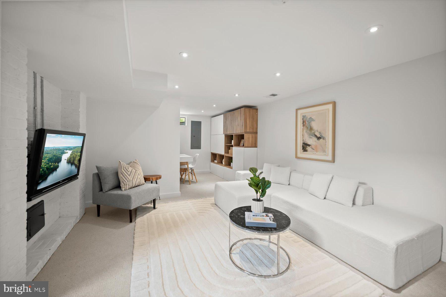 3004 N UNDERWOOD STREET