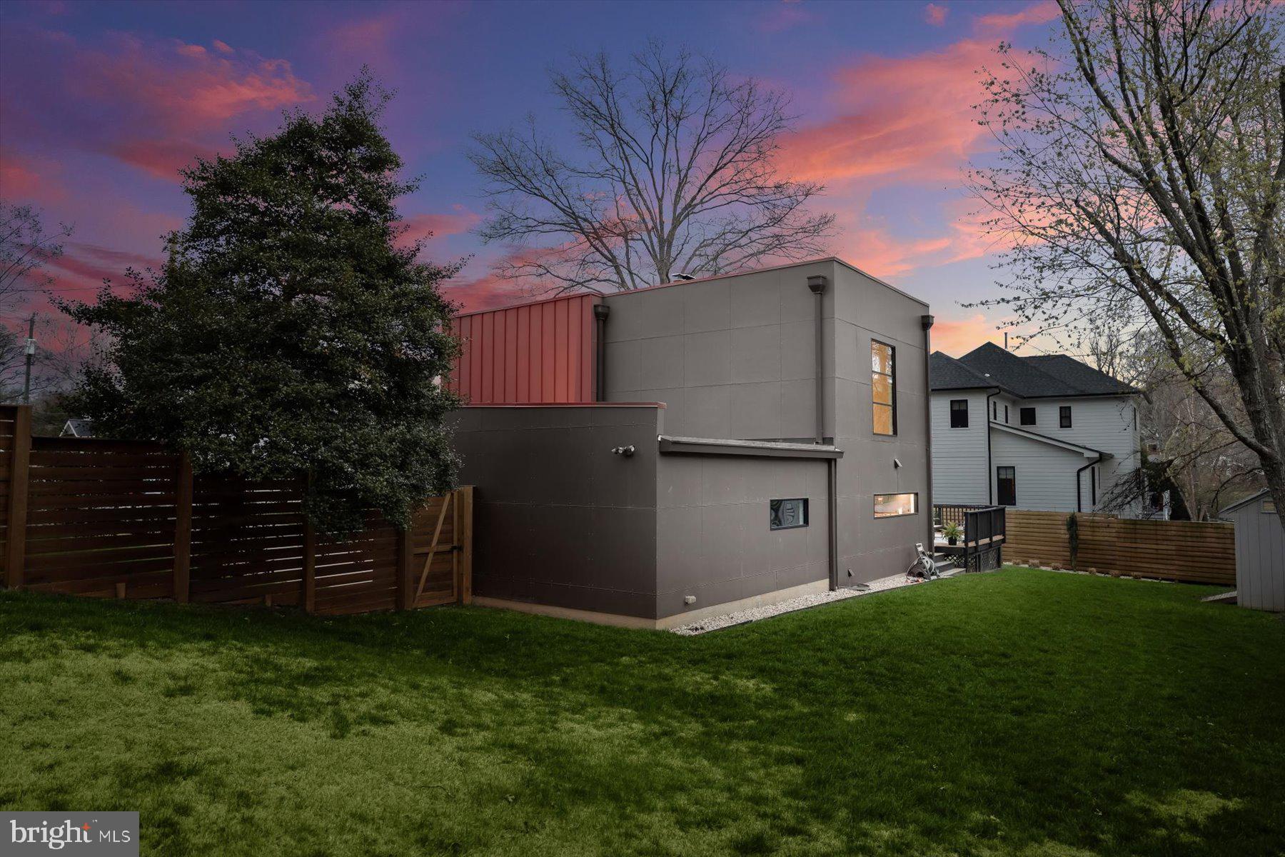 3004 N UNDERWOOD STREET