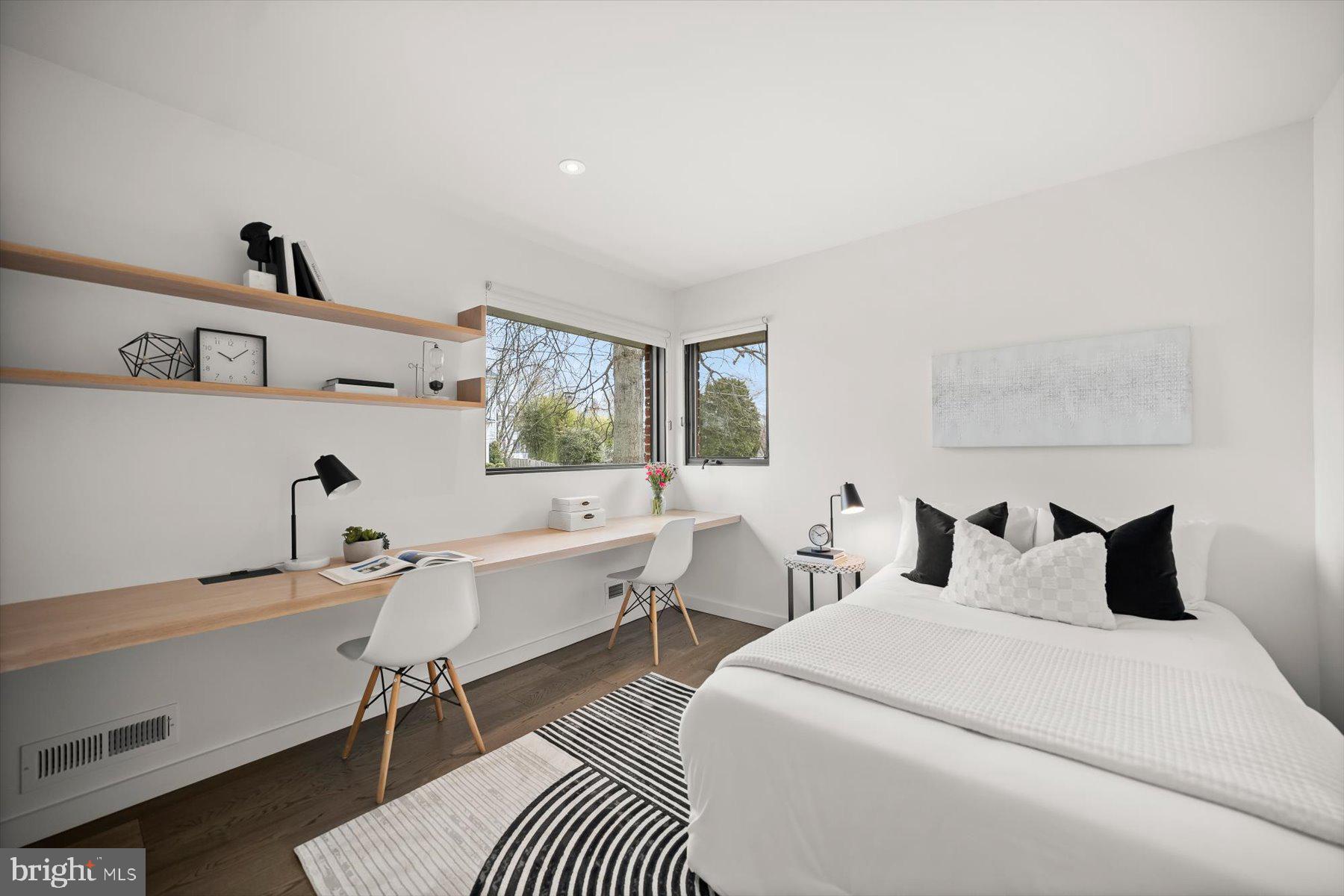 3004 N UNDERWOOD STREET