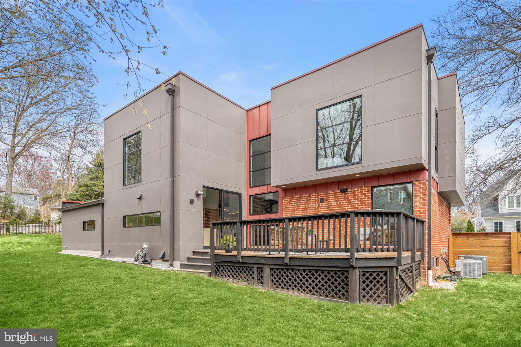 3004 N UNDERWOOD STREET