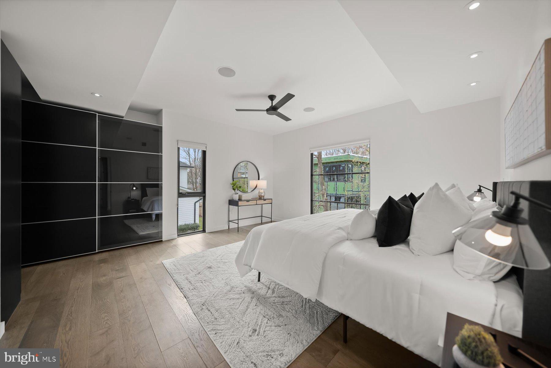 3004 N UNDERWOOD STREET