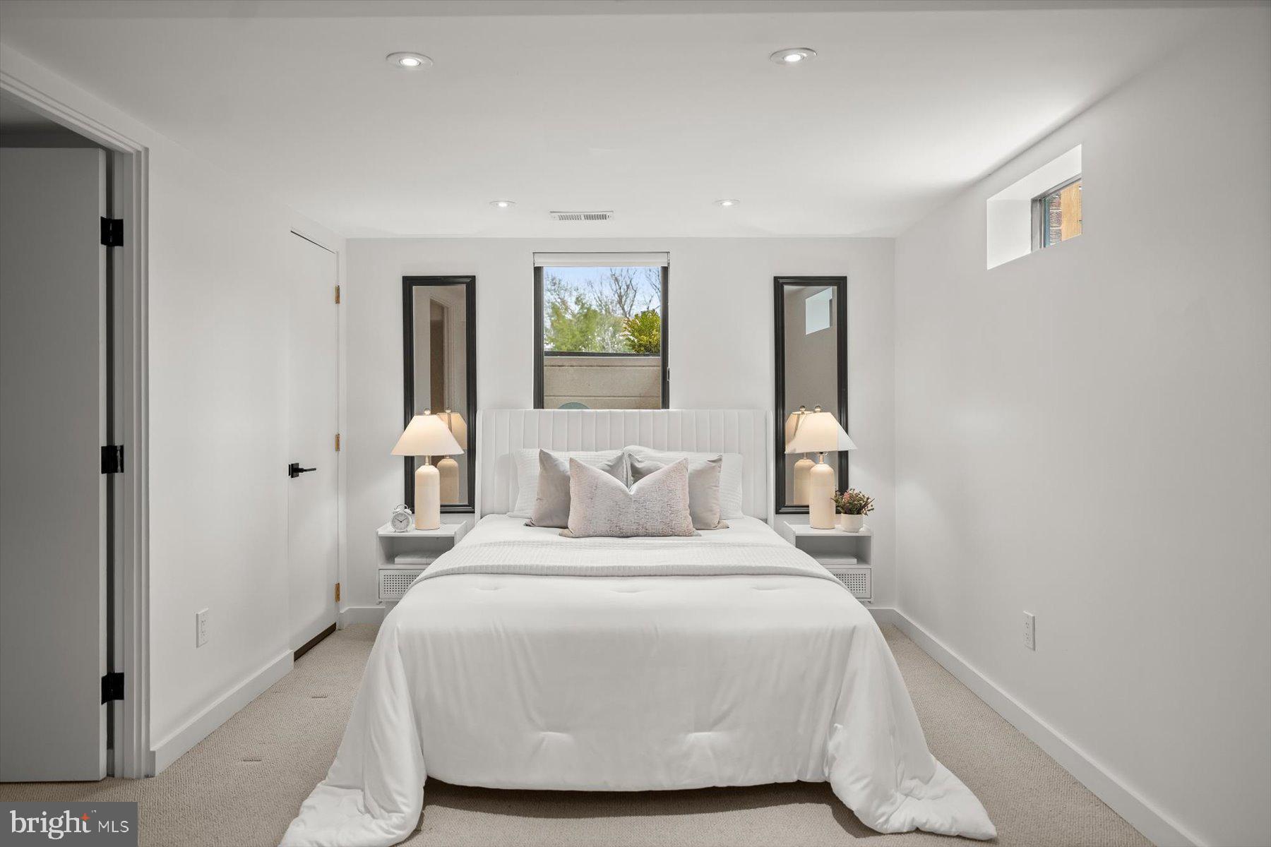 3004 N UNDERWOOD STREET