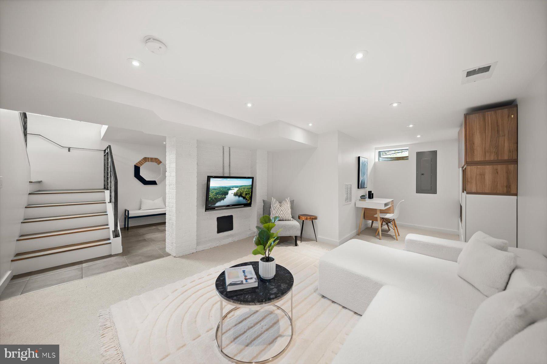 3004 N UNDERWOOD STREET