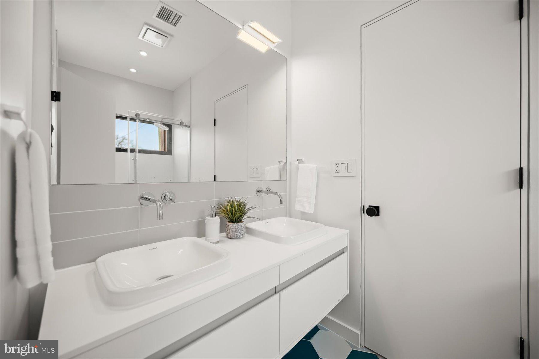 3004 N UNDERWOOD STREET