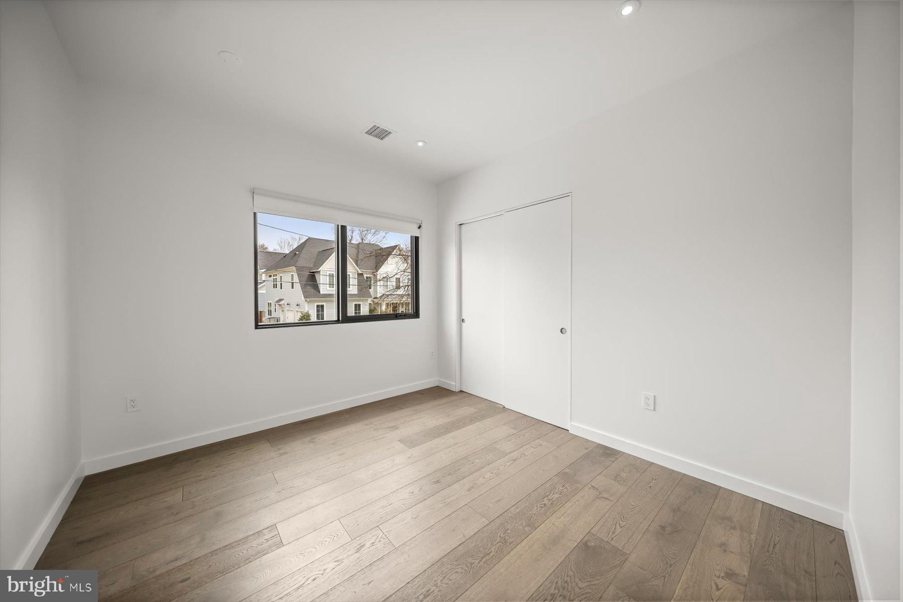 3004 N UNDERWOOD STREET