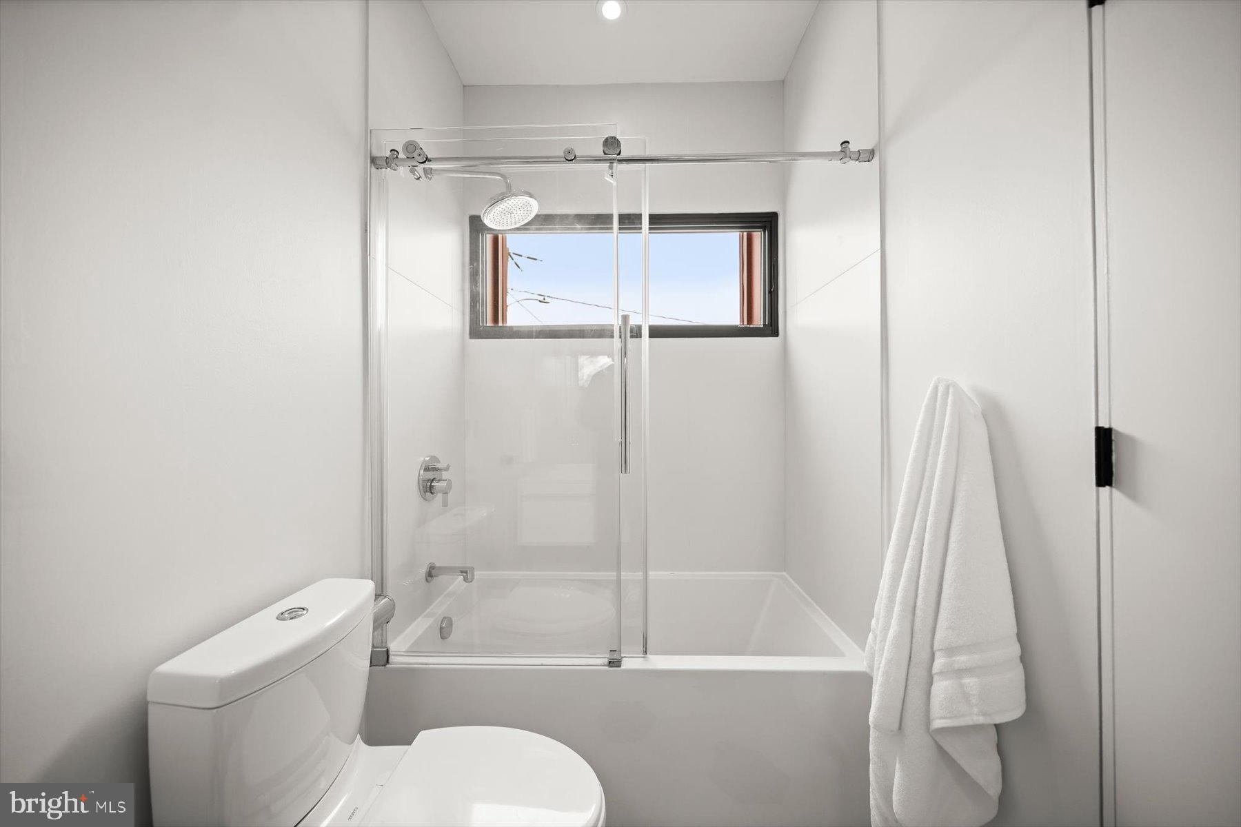 3004 N UNDERWOOD STREET